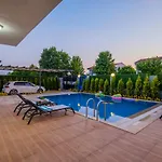 Fethiyede Denize Yakin Sueper Lueks Villa